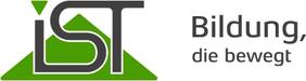 Grün-Weißes Logo IST – Bildung die bewegt. Links ist eine grüne Pyramide angeordnet, auf der die Buchstaben IST stehen. Rechts daneben der Slogan: Bildung die Bewegt. IST ist ein Anbieter für Weiterbildungen in der Fitnessbranche.